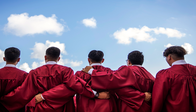 Учащиеся делают групповое фото перед мессой в честь окончания католической школы Фото: David Goldman / AP