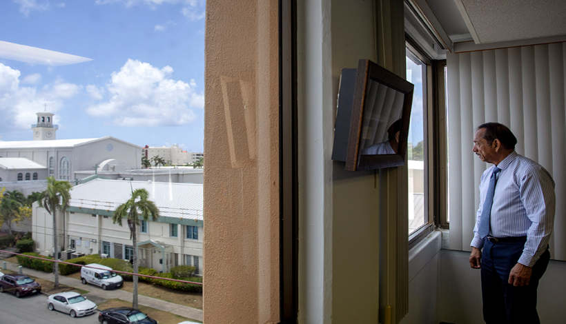 Б.Дж.Круз в своем кабинете с видом на главный храм Гуама Фото: David Goldman / AP