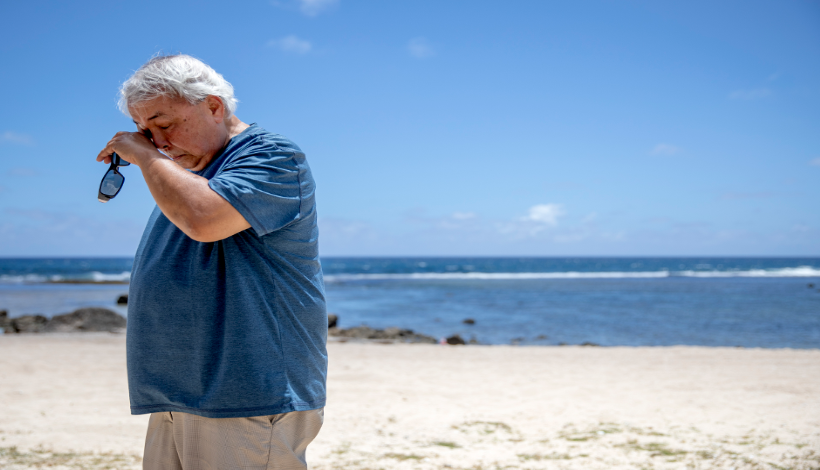 Лео Тудела на пляже, где подвергся сексуальному насилию со стороны священников Фото: David Goldman / AP