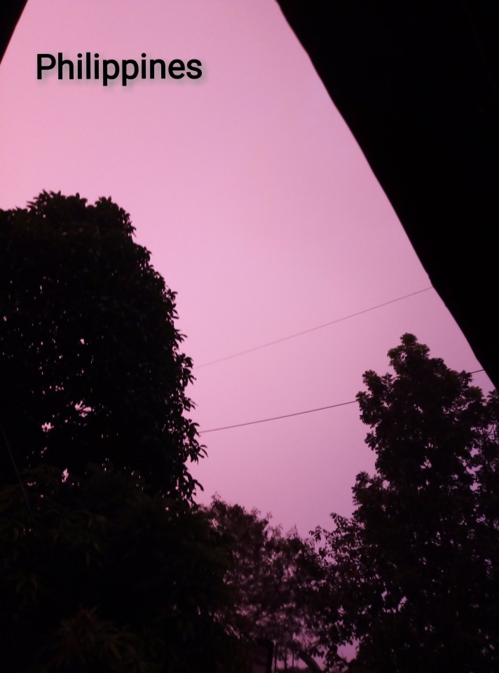 Почему небо над Японией вдруг стало лиловым?