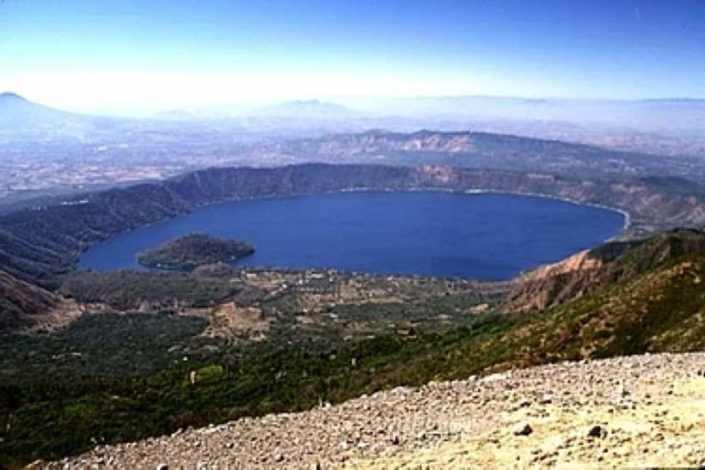 Гигантская воронка появилась в кальдере вулкана в Сальвадоре.