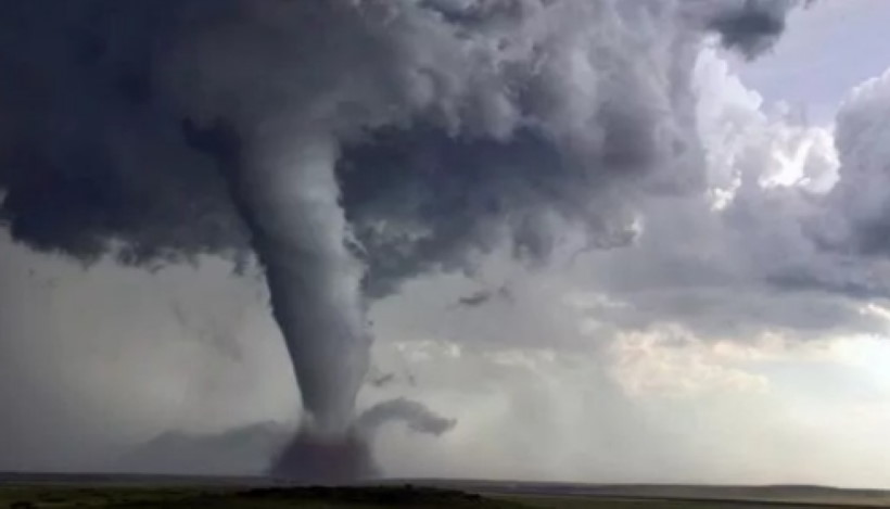 Гулы земли и грохоты в воздухе могут издавать зарождающиеся торнадо.