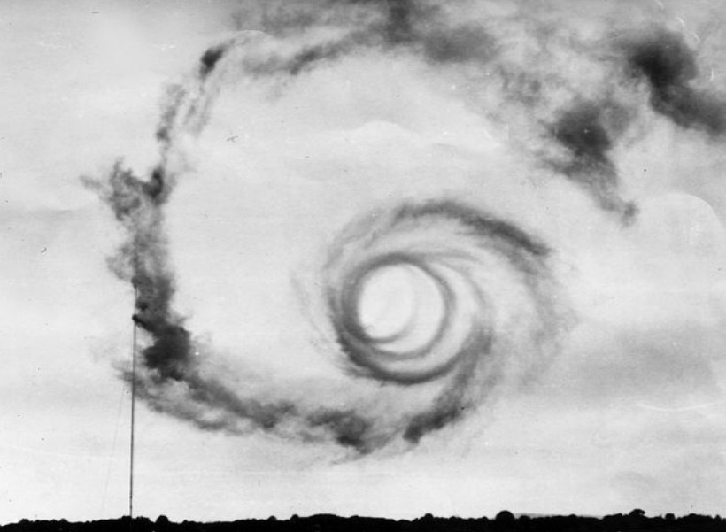 Гулы земли и грохоты в воздухе могут издавать зарождающиеся торнадо.