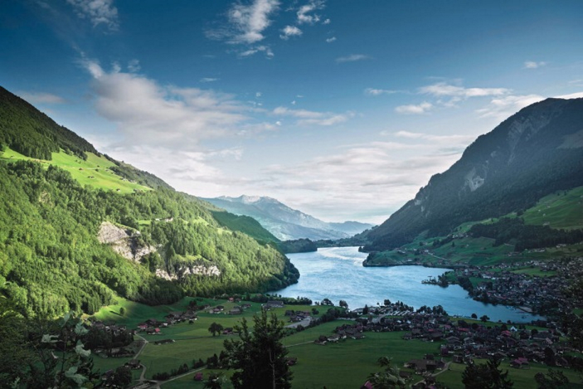 “Элиты” стаскивают под землю последние, забытые в спешке шмотки.