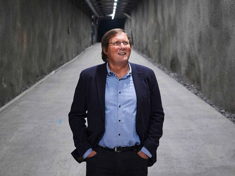 “Элиты” стаскивают под землю последние, забытые в спешке шмотки.