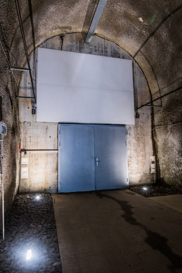 “Элиты” стаскивают под землю последние, забытые в спешке шмотки.