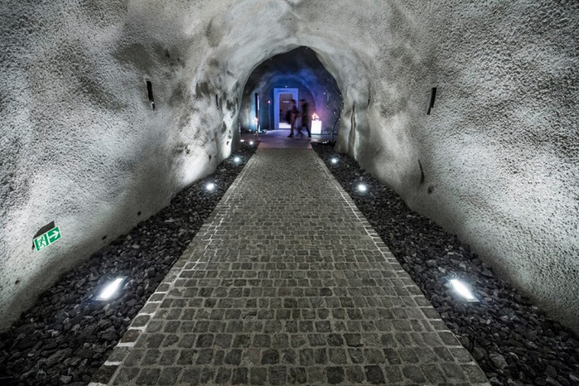 “Элиты” стаскивают под землю последние, забытые в спешке шмотки.