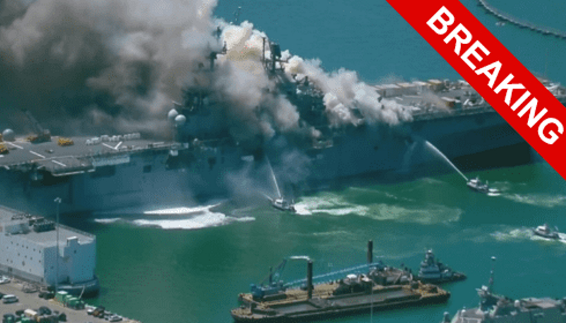 В Сан-Диего горит авианосец.