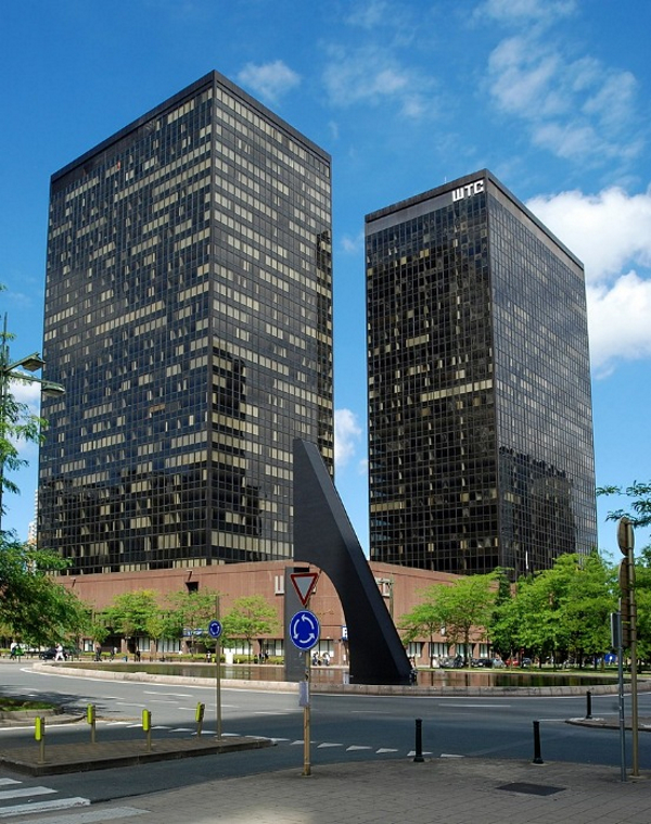 В Брюсселе загорелся еще один Всемирный торговый центр.