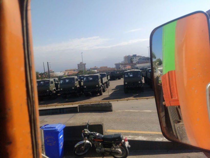 Иран выдвигает танки к границе Азербайджана. Люди их жгут.