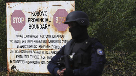 Албанская полиция Косово запрещает сербские номерные знаки и применяет слезоточивый газ против протестующих, поскольку США и ЕС призывают к «сдержанности» с обеих сторон