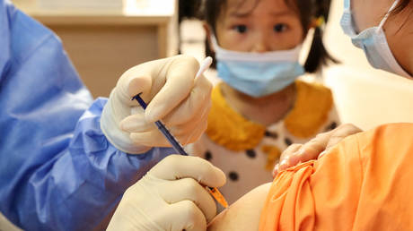 BioNTech 'готовит производство' вакцины против Covid-19 для детей до 12 лет, которая может быть одобрена в Европе в следующем месяце - СМИ - RT World News