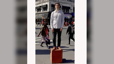 Christie's выставит на торги NFT `` белого мужчины на продажу '', который расхваливают как комментарий капитализма, рабства и превосходства белых - RT World News