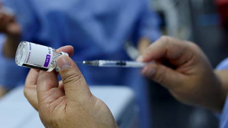 ЕС заявляет, что люди с вакциной AstraZeneca должны иметь возможность путешествовать в США, несмотря на отсутствие одобрения FDA для инъекции - RT World News