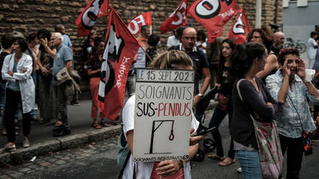 Франция отстраняет 3000 медицинских работников за то, что их не ударили по Covid - министр здравоохранения - RT World News