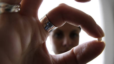 Франция расширяет программу поддержки противозачаточных средств, предлагая бесплатные противозачаточные средства женщинам до 25 лет - RT World News