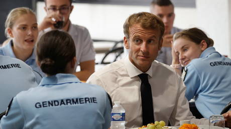 Французский Макрон требует наличия надзорного органа за действиями полиции и клянется удвоить присутствие правоохранительных органов на публике - RT World News