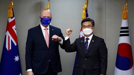 Глава оборонного ведомства Австралии поджарился из-за гнусных попыток ударить локтем корейского коллегу (ВИДЕО) - RT World News
