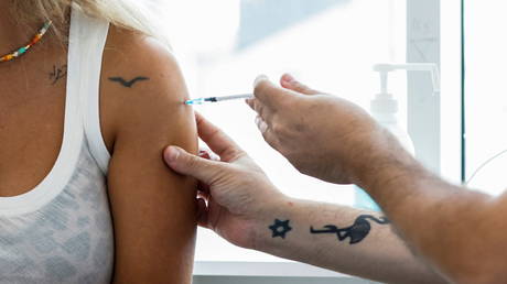 Израильское исследование утверждает, что бустеры вакцины против Covid снижают риск заражения TENFOLD… за день до того, как FDA примет решение о 3-м уколе - RT World News