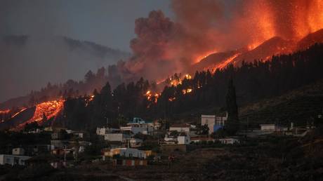 Извержение вулкана вынудило 5000 человек покинуть деревни Ла-Пальмы, поскольку поток лавы разрушает дома - RT World News