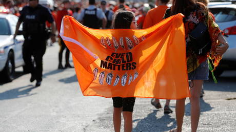 Канадский школьный совет останавливает проект BOOK BURNING, направленный на «примирение», на фоне споров о коренных корнях советника - RT World News