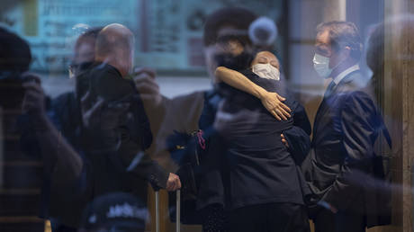 Китай заявил, что США `` полностью сфабриковали '' обвинения против финансового директора Huawei, задержанного в Канаде в течение многих лет - RT World News