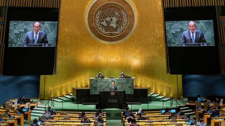 Лавров поджаривает идею Байдена о "саммите демократии", который "делит мир на нас и на них" - RT World News