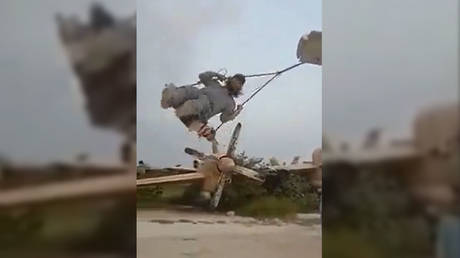 МИД Китая издевается над США над Афганистаном и заявляет, что его «боевые машины» стали площадкой для талибов - RT World News