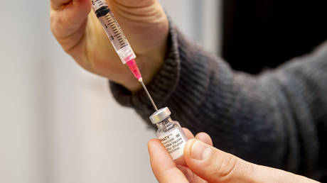 Младший министр Нидерландов УВОЛЬНЕН после критики `` нелогичных '' паспортов вакцины - RT World News