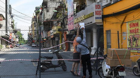 Мужчина из Вьетнама получил ПЯТЬ ЛЕТ за решеткой за нарушение карантина Covid-19 и распространение вируса - RT World News