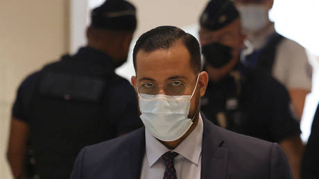 Опальный помощник Макрона по безопасности предстал перед судом Парижа за нападение на протестующих в 2018 году - RT World News