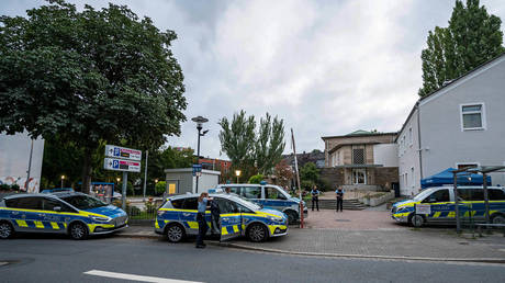 «Организаторы терроризма должны быть изгнаны из Германии», - говорит вероятный преемник Меркель, когда сирийский подросток обвиняется в заговоре с целью нападения на синагогу.