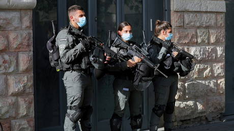 Палестинец застрелен израильской полицией после того, как якобы зарезал двух человек в магазине косметики в Иерусалиме - RT World News