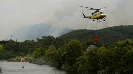 Пожар в Испании, прорвавшийся через регион Галисии, был `` явно преднамеренным '', поскольку пожары `` загорелись одновременно '' - официальный представитель - RT World News