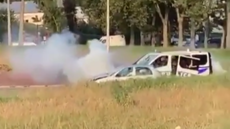 СМОТРИТЕ, как люди в масках нападают на полицейский фургон с камнями и молотовыми в пригороде Парижа - RT World News