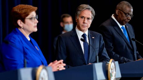 Ссылаясь на «экономическое принуждение» Китая, Блинкен говорит, что Австралия будет размещать американские военные самолеты и атомные подводные лодки в соответствии с соглашением AUKUS.