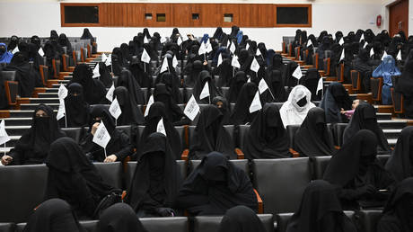 Студентки, выступающие за талибов, проводят демонстрацию в Кабуле (ВИДЕО) - RT World News