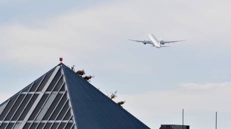 Трюдо говорит, что двое канадских граждан, обвиняемых в шпионаже со стороны Пекина, сели в самолет домой через несколько часов после освобождения руководителя Huawei - RT World News