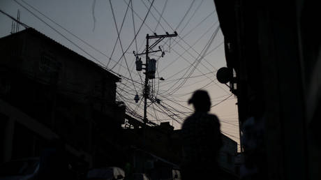 Венесуэла сообщает об очередном `` террористическом нападении '' на свою электрическую систему, когда в Каракасе и других районах произошли перебои в подаче электроэнергии - RT World News