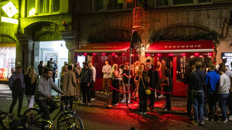 Впервые в ЕС Дания ПОЛНОСТЬЮ сняла ограничения на Covid почти через 550 дней после введения карантина - RT World News