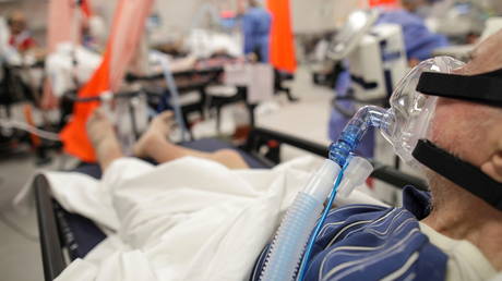 1 человек умирал от Covid каждые 5 МИНУТ в Румынии в октябре на фоне задержки кампании вакцинации и нехватки больниц - RT World News