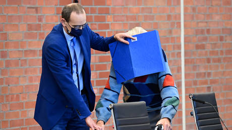 100-летний бывший охранник лагеря, старейший человек, которого будут судить в Германии за преступления нацистской эпохи, включая соучастие в убийстве советских военнопленных - RT World News