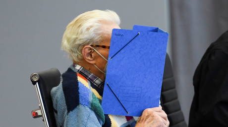 100-летний экс-нацистский охранник лагеря, обвиненный в соучастии в убийстве тысяч людей, настаивает, что он `` ничего не знает '' - RT World News