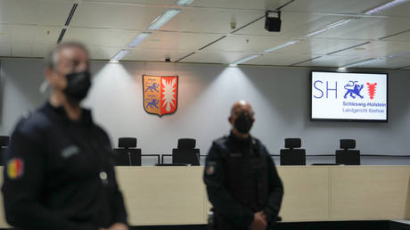 96-летний экс-нацистский секретарь лагеря смерти освобожден до суда после драматической попытки бежать до суда - RT World News