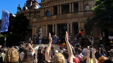 Австралийская полиция подтвердила факт применения силы офицерами при аресте мужчины из числа коренного населения, который умер в результате «ожесточенной борьбы» - RT World News