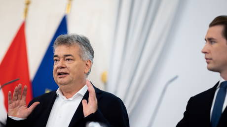 Австрийские зеленые ставят под сомнение способность канцлера оставаться на своем посту после того, как он окажется под следствием по обвинению в коррупции и взяточничестве - RT World News