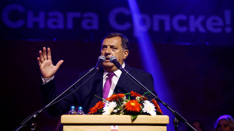 Боснийские сербы `` отзовут согласие '' на совместную армию, налоги и суды, сославшись на `` насилие '' со стороны международного надзирателя - RT World News