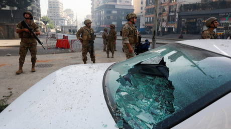 Десятки человек обвиняются в Ливане в связи со смертоносными столкновениями в Бейруте на фоне протестов против судьи по делу о взрыве в порту - RT World News