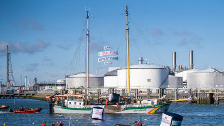 Десятки экологических активистов блокируют нефтеперерабатывающий завод Shell в Нидерландах в знак протеста против "зеленой" рекламы (ФОТО) - RT World News