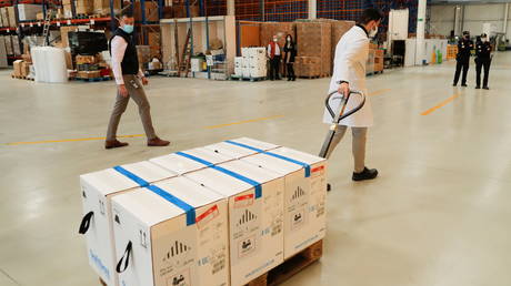 ЕС становится крупнейшим экспортером вакцины против Covid, поставляя по всему миру более миллиарда доз - RT World News